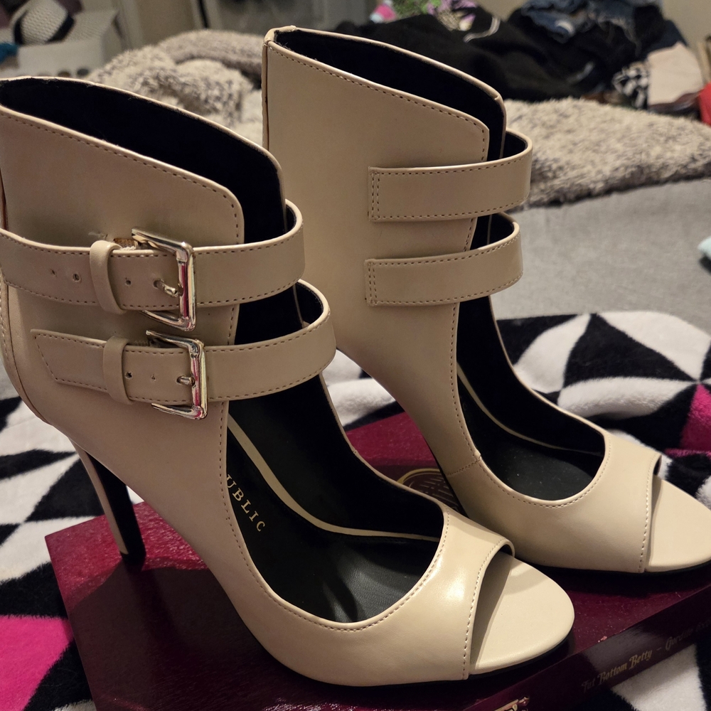 Rock & Republic Beige Double-Strap Peep-Toe Heels